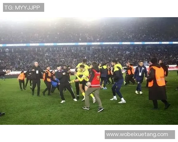 球星因突发状况被困足球场过夜视频曝光，网友热议各自猜测情况真相