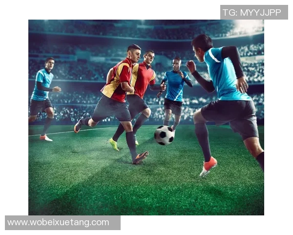 足球球星抱头瞬间展现赛场激情与无奈情绪交织的精彩画面